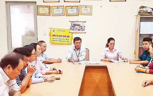 Ðảng ủy phường 27, quận Bình Thạnh chọn những nội dung quan trọng trên báo Ðảng để giới thiệu trong buổi sinh hoạt đầu giờ tại cơ quan.