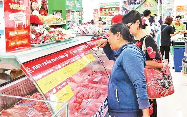 Người tiêu dùng chọn mua thực phẩm sạch tại một cửa hàng tiện lợi Satrafoods.