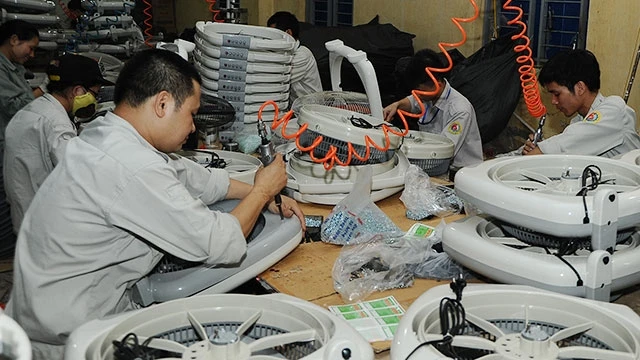 Xây dựng quy định về hàng hóa được ghi nhãn sản xuất tại Việt Nam là đòi hỏi cần thiết. Ảnh: LAM ANH