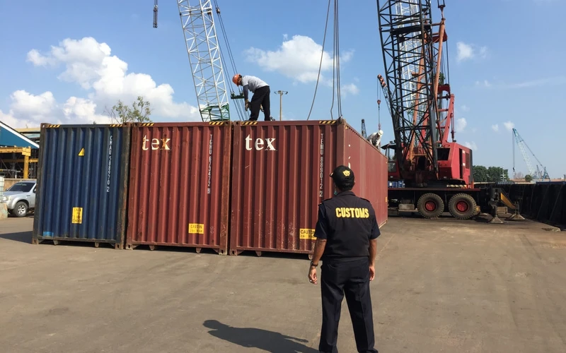 Hải quan Batam trả lại bảy container rác thải về nơi xuất khẩu (Ảnh: JP)