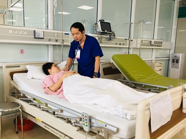 ThS, BS Cao Việt Hưng thăm khám cho người bệnh sau phẫu thuật.