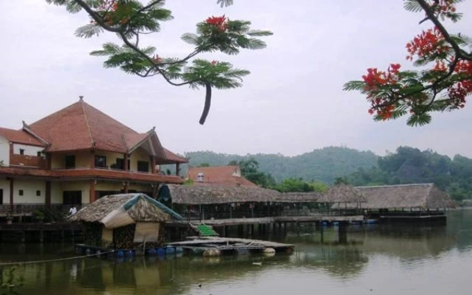 Một góc Hồ Kim Quy cùng nhà nổi trên hồ.