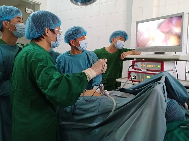 Một ca phẫu thuật nội soi tại BVĐK huyện Tam Đường.