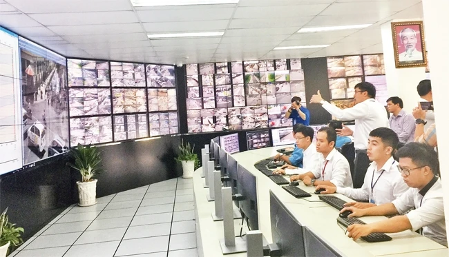 Trung tâm Giám sát và điều khiển giao thông thành phố tích hợp, kết nối và chia sẻ dữ liệu với các đơn vị liên quan thông qua hệ thống ca-mê-ra.