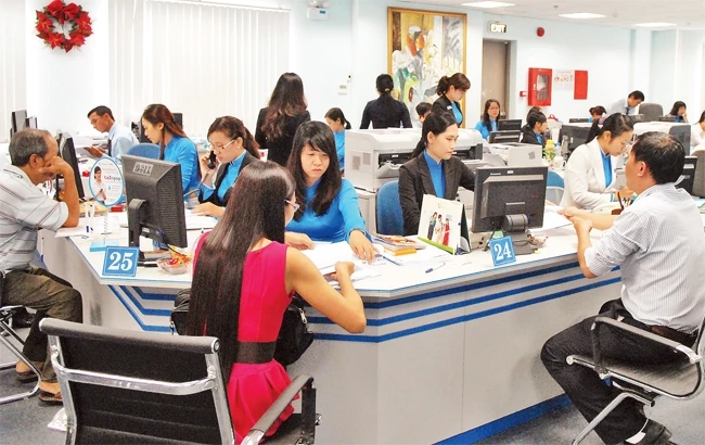 Người dân, doanh nghiệp giao dịch vay vốn tại một ngân hàng thương mại ở TP Hồ Chí Minh.