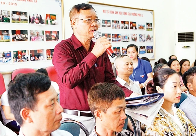Cử tri quận Hà Đông phát biểu ý kiến tại buổi tiếp xúc cử tri với đại biểu HĐND thành phố Hà Nội. Ảnh: TUẤN VIỆT