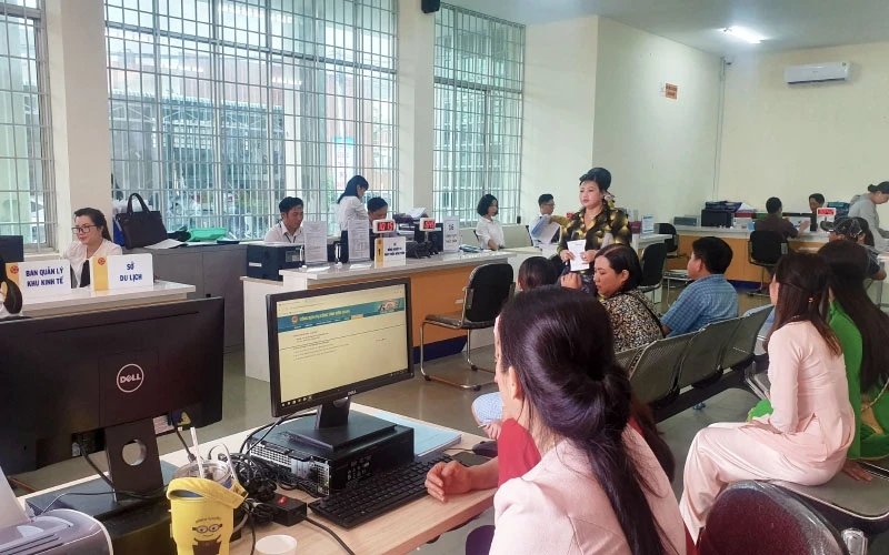 Bên trong Trung tâm phục vụ hành chính công của tỉnh Kiên Giang