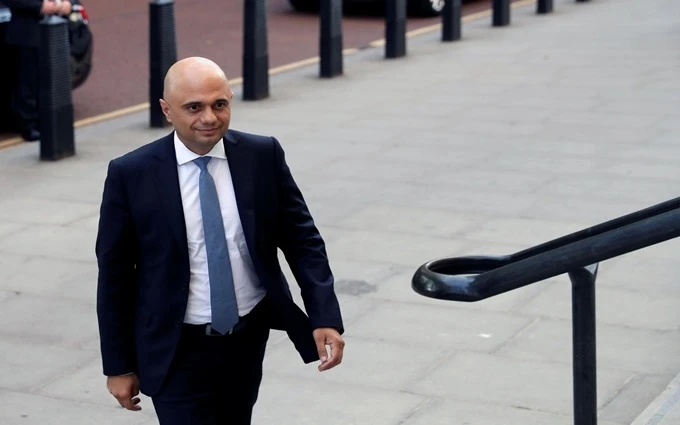 Ông Javid tới trụ sở Bộ Tài chính Anh ở London, ngày 24-7. (Ảnh: Reuters)