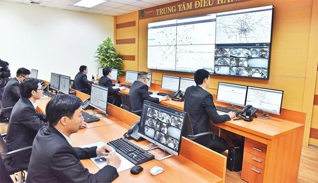 Mô hình điều hành tập trung áp dụng công nghệ tiên tiến ở Tổng công ty Vận tải Hà Nội. Ảnh: DUY LINH