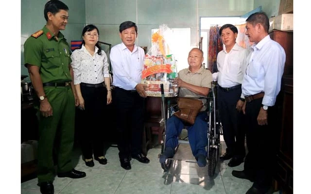 Chủ tịch UBND tỉnh Bình Dương Trần Thanh Liêm trao tặng quà cho thương binh Lê Văn Thành nhân dịp Ngày Thương binh, Liệt sĩ 27-7 vừa qua.