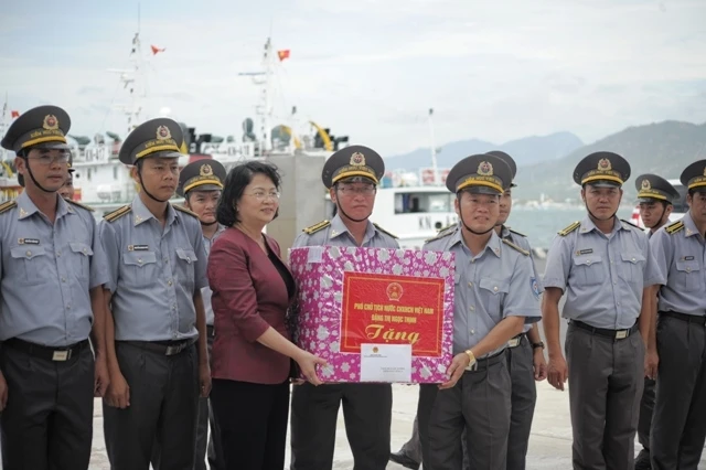 Phó Chủ tịch nước Đặng Thị Ngọc Thịnh trao quà cho các chiến sĩ Vùng 4 Hải quân.