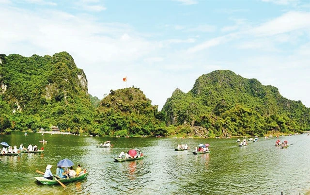 Khu du lịch Tràng An (ảnh lớn) và chùa Bái Đính của tỉnh Ninh Bình là những điểm đến hấp dẫn khách du lịch. Ảnh: XUÂN LÂM