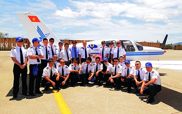 Khóa phi công cơ bản hàng không dân dụng đầu tiên và duy nhất tới nay với phần lý thuyết và một phần thực hành được đào tạo tại Khánh Hòa năm 2012. Ảnh: QUÝ HẢI