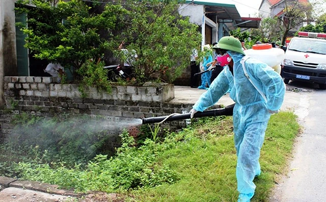 Phun thuốc diệt muỗi phòng, chống sốt xuất huyết tại xã Đọi Sơn, huyện Duy Tiên, tỉnh Hà Nam. Ảnh: ĐỨC VĂN