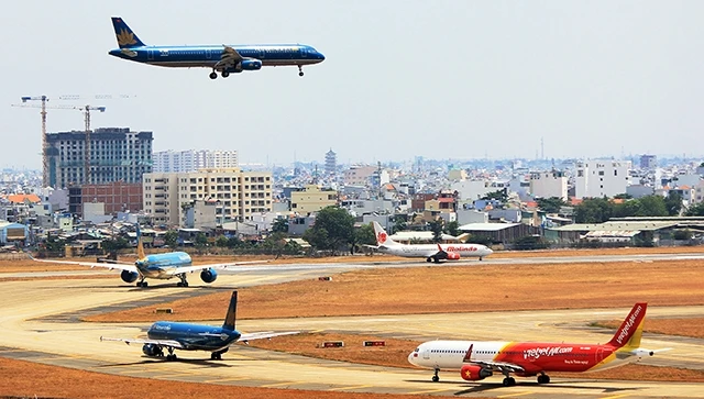 Việc bùng nổ các hãng bay kéo theo tình trạng quá tải hạ tầng ở nhiều sân bay. Trong ảnh: Máy bay xếp hàng chờ cất cánh tại sân bay Tân Sơn Nhất. 