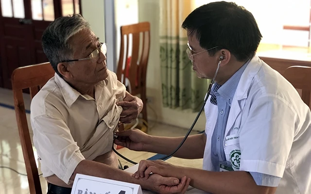 Bệnh viện Bạch Mai tổ chức khám sức khỏe cho người cao tuổi, đối tượng chính sách xã Văn Lý, huyện Lý Nhân (Hà Nam).