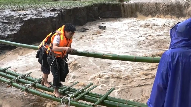 Công an huyện Mường Lát trợ giúp dân di chuyển khỏi nơi sạt lở.