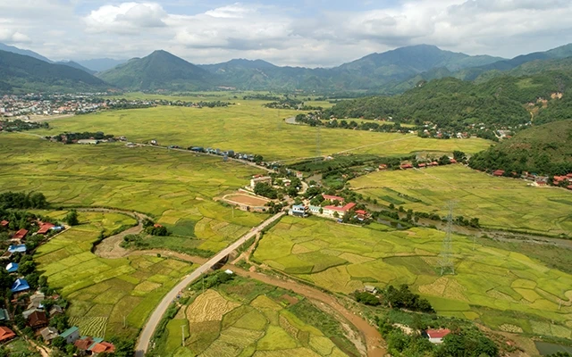 Suối Tấc bao quanh cánh đồng Mường Tấc, huyện Phù Yên (Sơn La).
