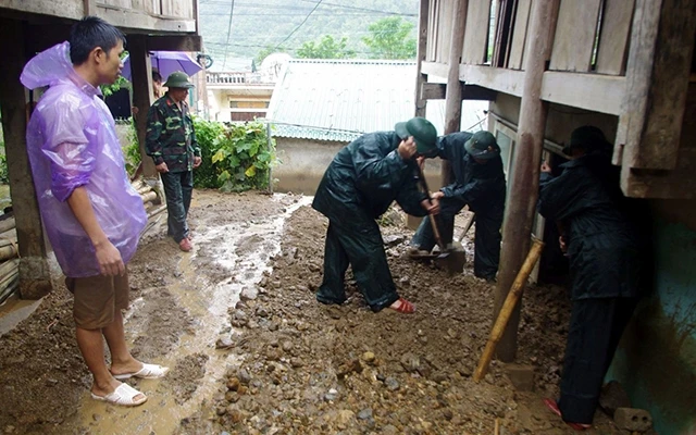 Cán bộ, nhân viên Ðoàn KT-QP 5 giúp người dân xã Tén Tằn, huyện Mường Lát (Thanh Hóa) khắc phục hậu quả lũ quét. Ảnh: MẠNH HÙNG