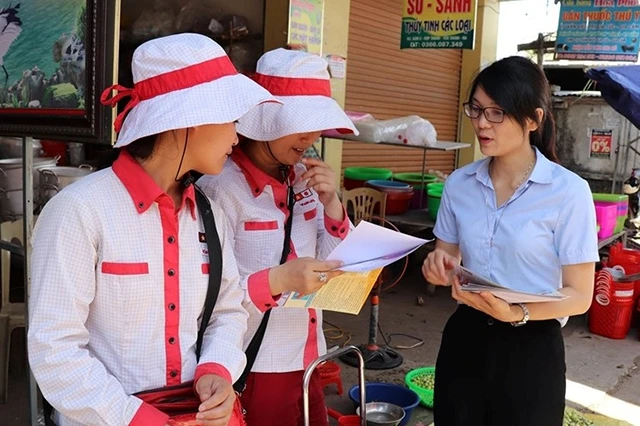 Cán bộ BHXH huyện Yên Thành (Nghệ An) tư vấn chính sách BHXH tự nguyện cho người dân.