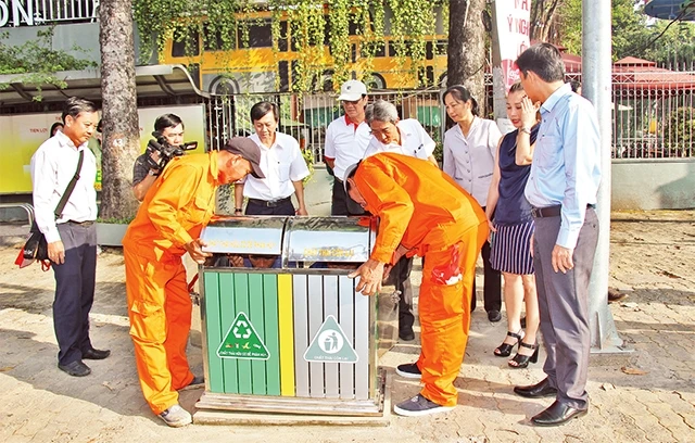 Lãnh đạo quận Thủ Đức theo dõi việc lắp thùng phân loại rác tại tuyến đường Võ Văn Ngân.