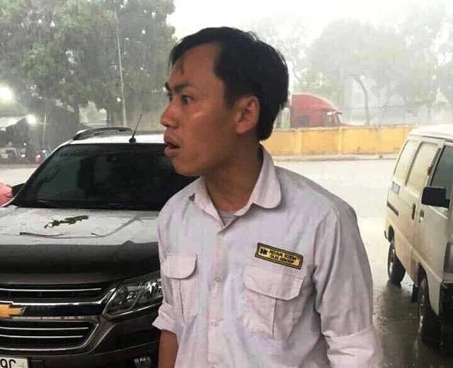 Nguyễn Ngọc Tuyền (trú tại phường Đồng Mai, quận Hà Đông, Hà Nội) lái xe taxi BKS 31F - 720.92 của Công ty cổ phần Thương mại vận tải Hoàn Kiếm.