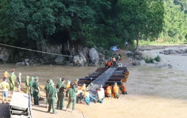 Lực lượng công binh thi công cầu phao dã chiến.