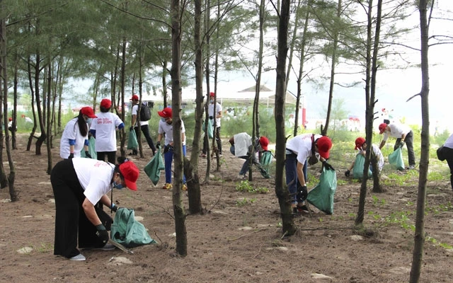 Người dân, tình nguyện viên tham gia nhặt rác ven biển Kim Liên.