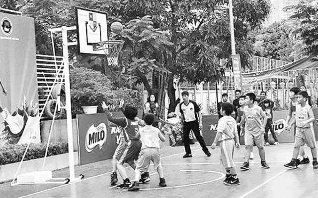 Một trận đấu tại Giải bóng rổ học sinh tiểu học Hà Nội.