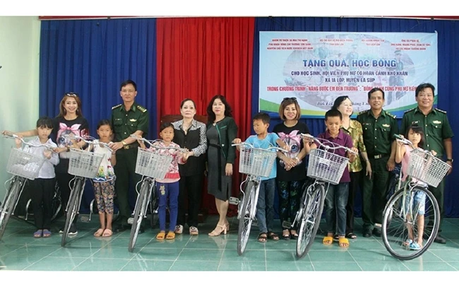 Đại diện các đơn vị trao xe đạp tặng học sinh có hoàn cảnh khó khăn ở xã Ia Lốp. 