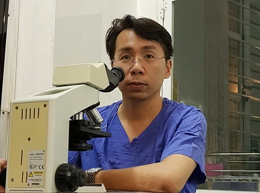Bác sĩ Việt chuẩn bị cho một ca phẫu thuật tìm tinh trùng.