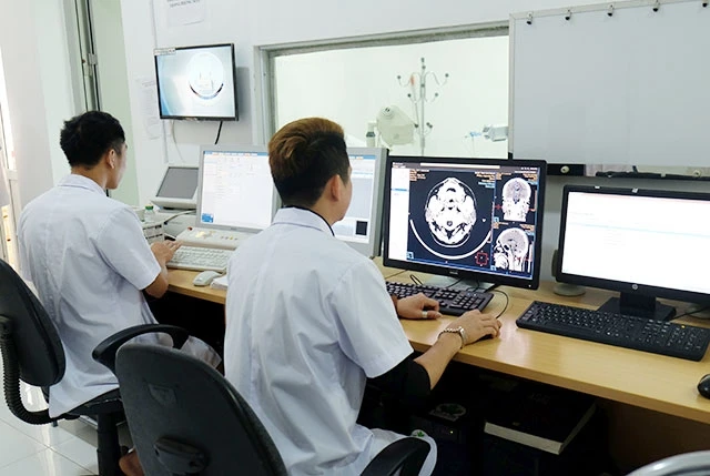Cán bộ Khoa Chẩn đoán hình ảnh (Bệnh viện đa khoa Cao Bằng) sử dụng kỹ thuật cao để chẩn đoán, điều trị cho người bệnh.