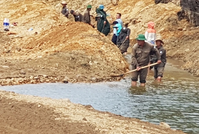 Công nhân khơi thông sông Vĩnh Phước, bòn mót từng m3 nước ngọt phục vụ cho nhân dân.