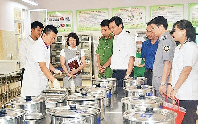 Ðoàn kiểm tra liên ngành ATTP số 1 TP Hà Nội kiểm tra công tác an toàn vệ sinh thực phẩm tại bếp ăn Trường mầm non Uy Nỗ (huyện Ðông Anh). Ảnh: HẠNH NGUYỄN