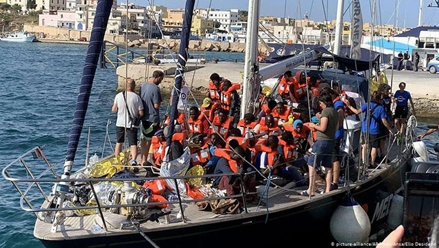 Hàng trăm người di cư đã cập cảng Lampedusa trong những năm gần đây. Ảnh: AP