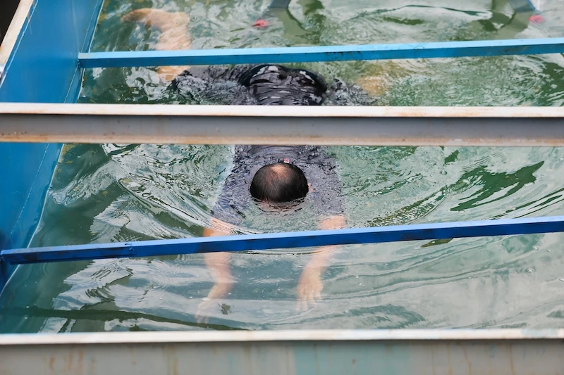 Chuyên gia Nhật Bản bơi lội thoải mái trong bể nước sông Tô Lịch sau khi được xử lý.