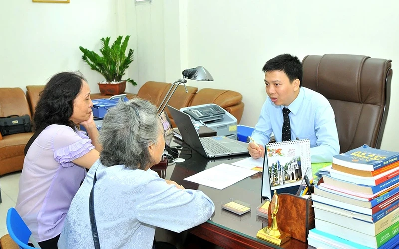 Luật sư của Công ty Luật Trung Nguyễn tư vấn, trợ giúp pháp lý cho người dân ở quận Ðống Ða (Hà Nội). Ảnh: Lê Hoàng