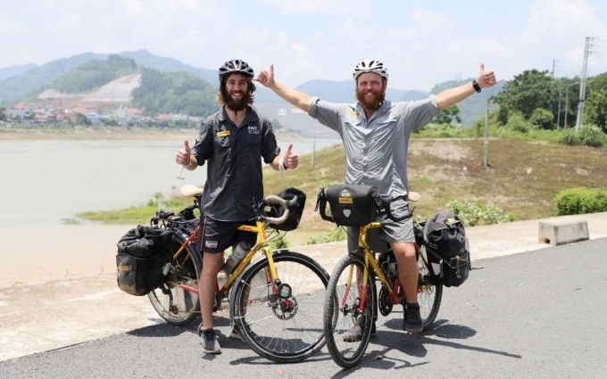 Hai chàng trai Ron Ruthland và James Owens đã đạp xe quãng đường dài khoảng 20.093 km.