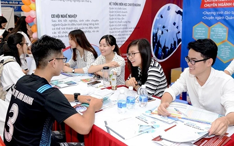 Các thí sinh tham gia Ngày hội tư vấn tuyển sinh hướng nghiệp do Trường ÐH Kinh tế quốc dân tổ chức. Ảnh: Nguyễn Hoài.