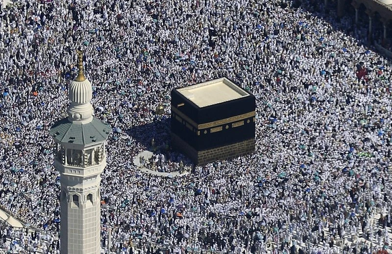 Các tín đồ Hồi giáo hành lễ chung quanh Kaaba ở bên trong Thánh đường Grand ở thánh địa Mecca (Ảnh: AP) 