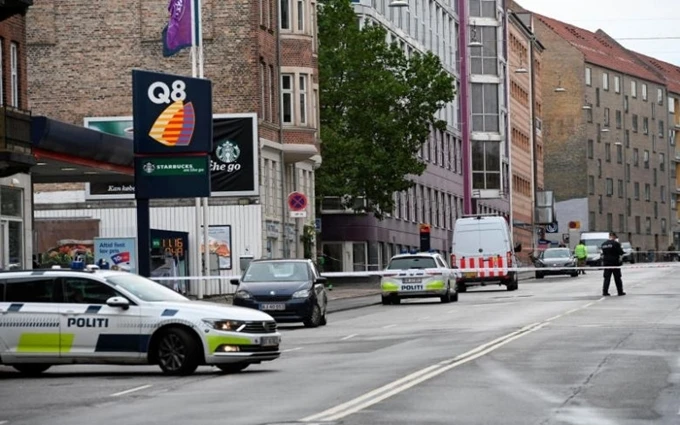 Hiện trường vụ nổ bên ngoài đồn cảnh sát tại Copenhagen, ngày 10-8. (Ảnh: Reuters)