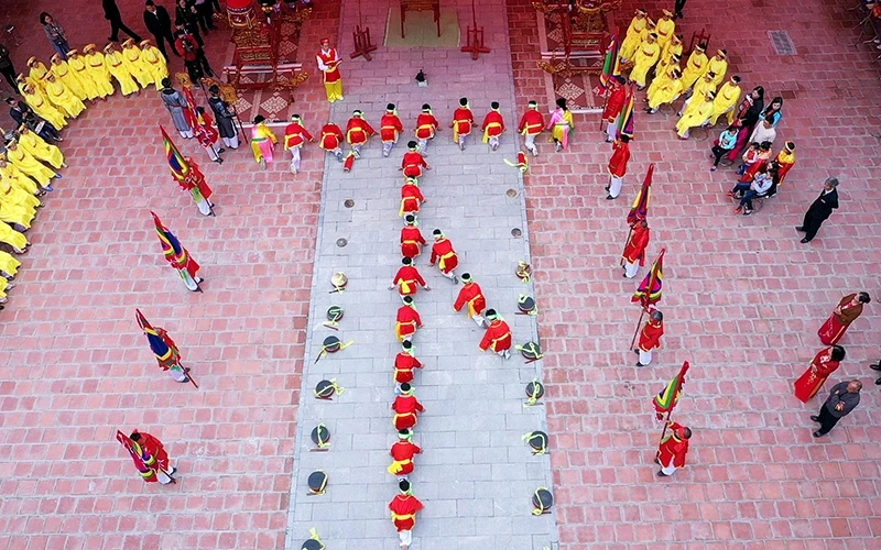 Trình diễn múa lễ chữ Thiên hạ thái bình ở đình làng Chử Xá, xã Văn Ðức (huyện Gia Lâm, Hà Nội). 
