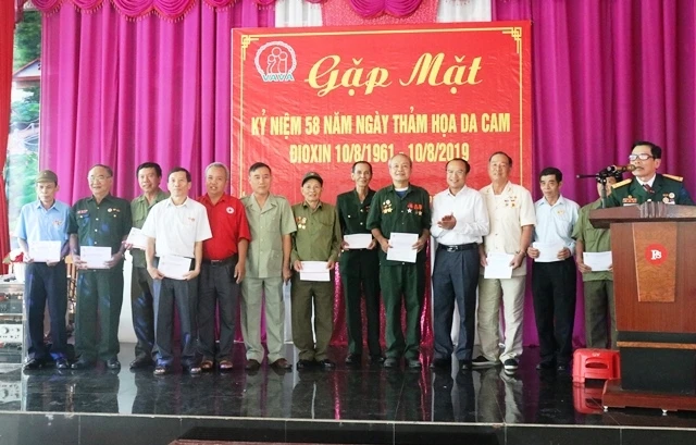 Lãnh đạo Sở Lao động, Thương binh và Xã hội tỉnh Điện Biên tặng quà, động viên người nhiễm chất độc da cam.