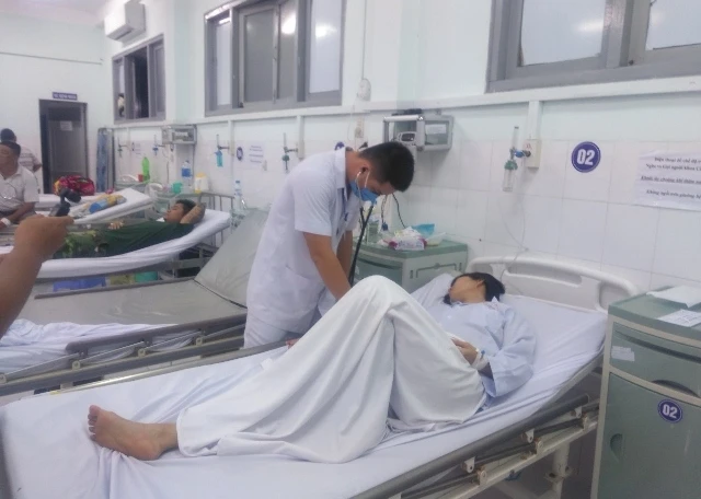 Một nạn nhân trong đoàn du khách tắm biển đang được cấp cứu tại Bệnh viện thị xã La Gi (Bình Thuận).