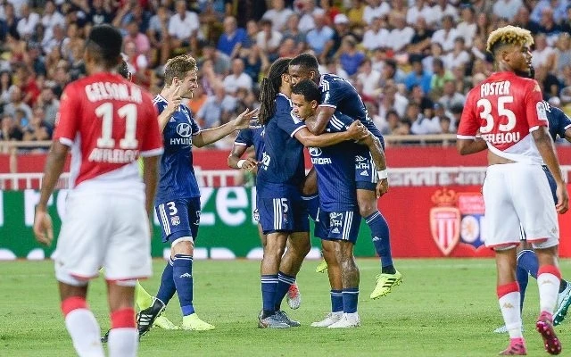 Các cầu thủ Lyon ăn mừng bàn nâng tỷ số lên 2-0 của Depay. (Ảnh: Olympique Lyon)