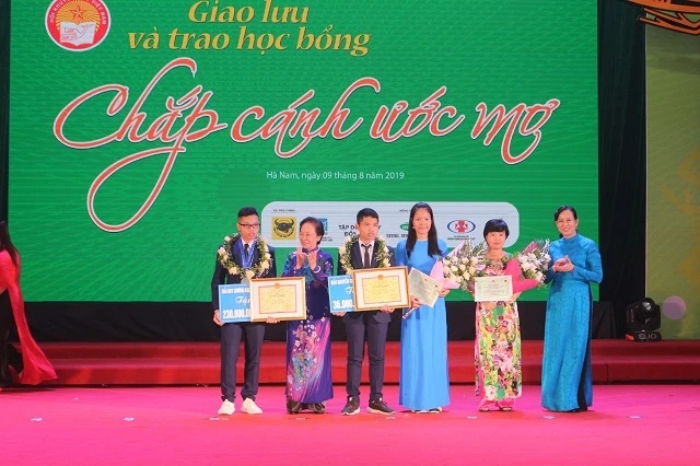 Lãnh đạo Hội khuyến học Việt Nam và tỉnh Hà Nam trao học bổng chắp cánh ước mơ cho hai học sinh đạt giải trong kỳ thi Quốc tế, châu Á.