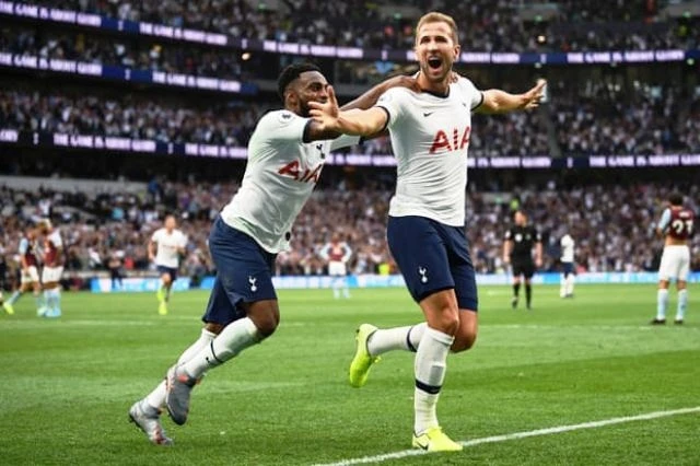 H. Kane (phải) lập cú đúp trong chiến thắng 3-1 của Tottenham.