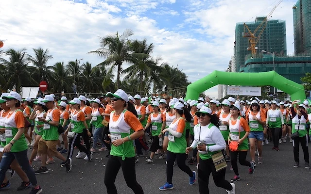 Hơn 9.000 vận động viên tham gia tranh tài cuộc thi chạy bộ lớn nhất Việt Nam.