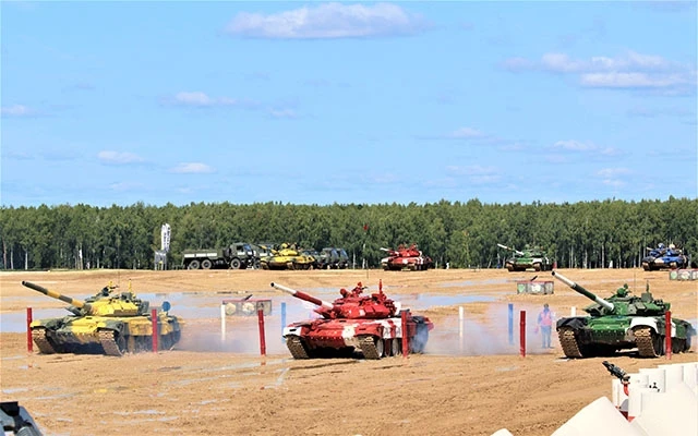 Xe tăng Việt Nam (mầu đỏ) chuẩn bị xuất phát.