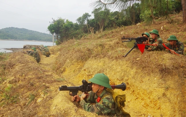 Cán bộ, chiến sĩ Đại đội 7, Tiểu đoàn đảo Thanh Lân, Lữ đoàn 242 (Quân khu 3) huấn luyện chiến thuật phòng ngự bờ biển.